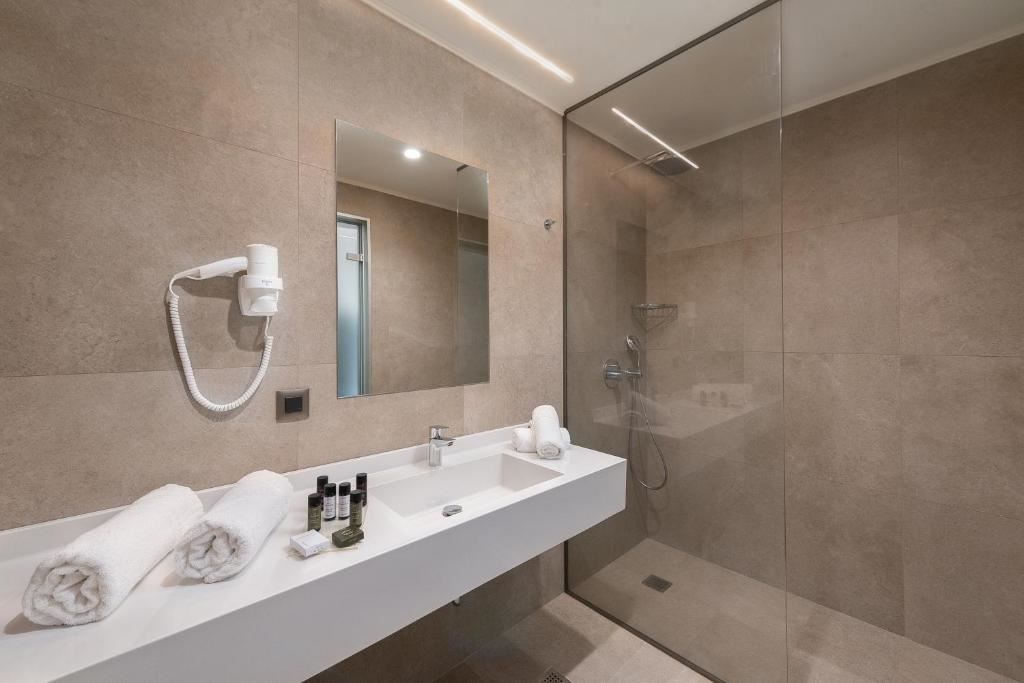 rooms-deluxe-room--poolsea-view-balcony-