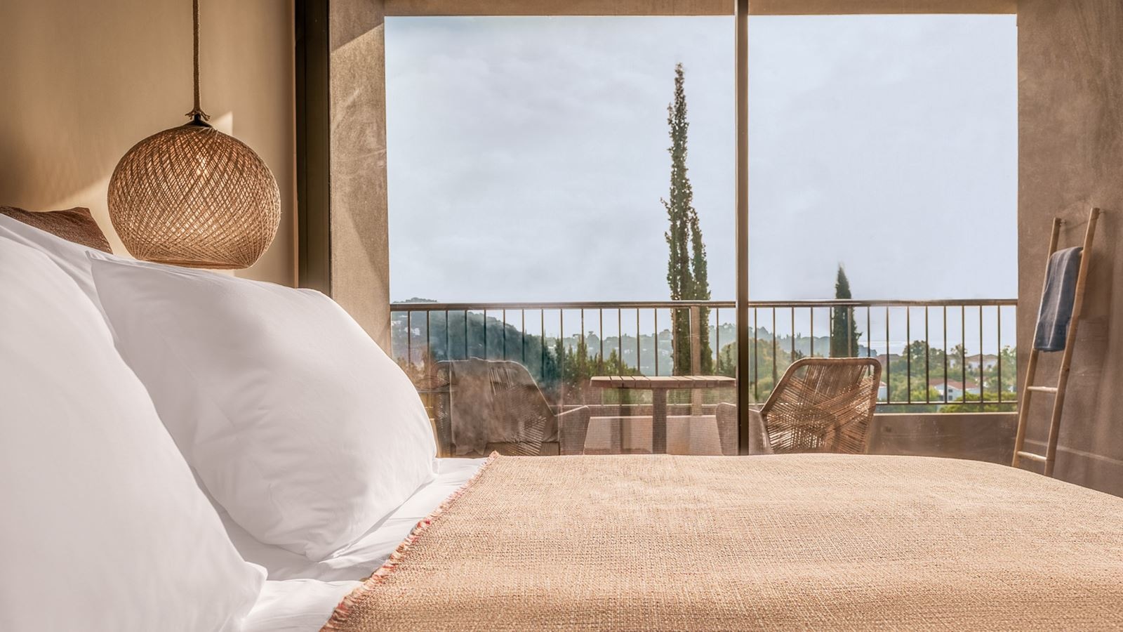 rooms-double-room-pool-view