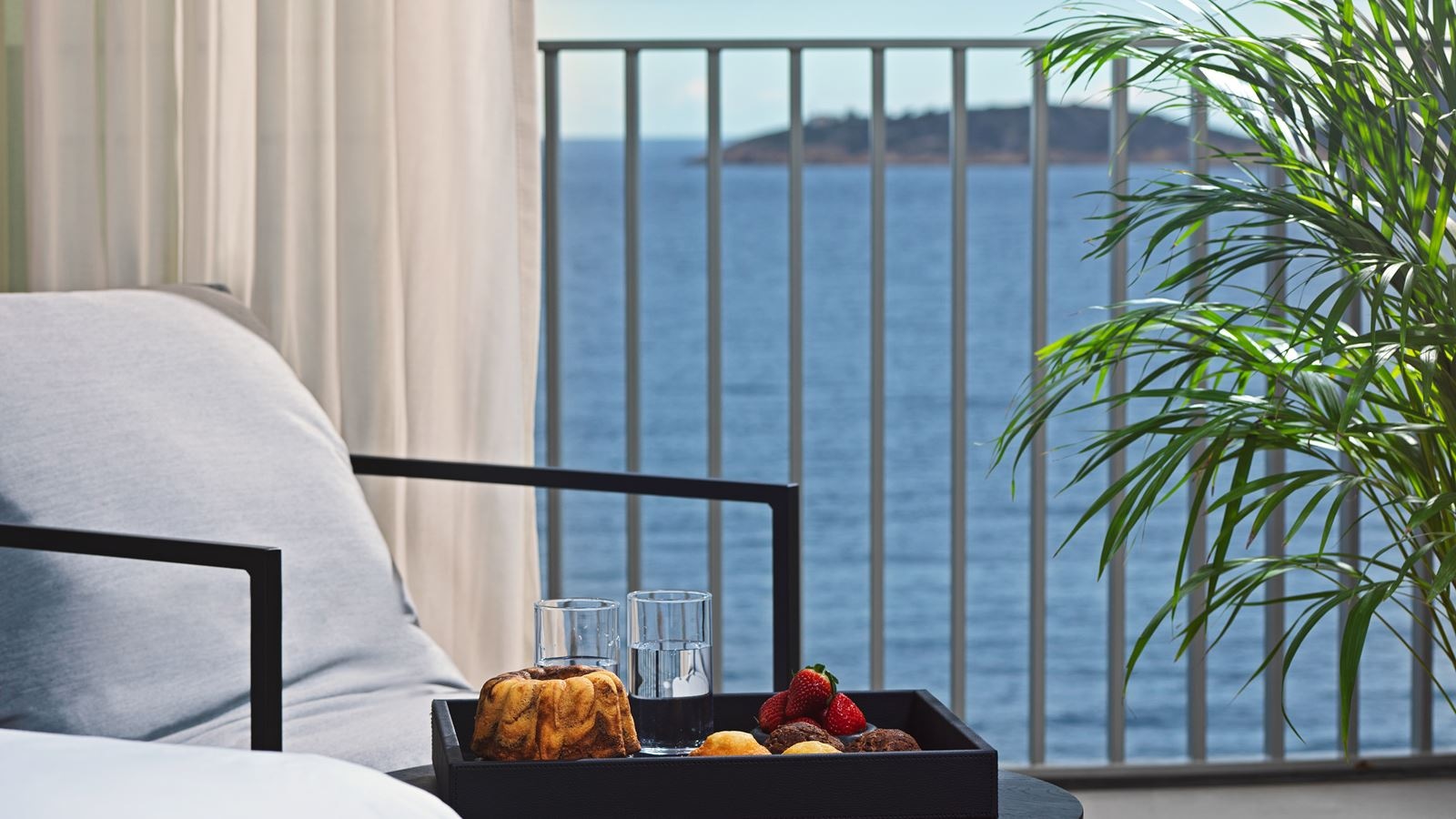 rooms-deluxe-superior-front-sea-view-with-balcony