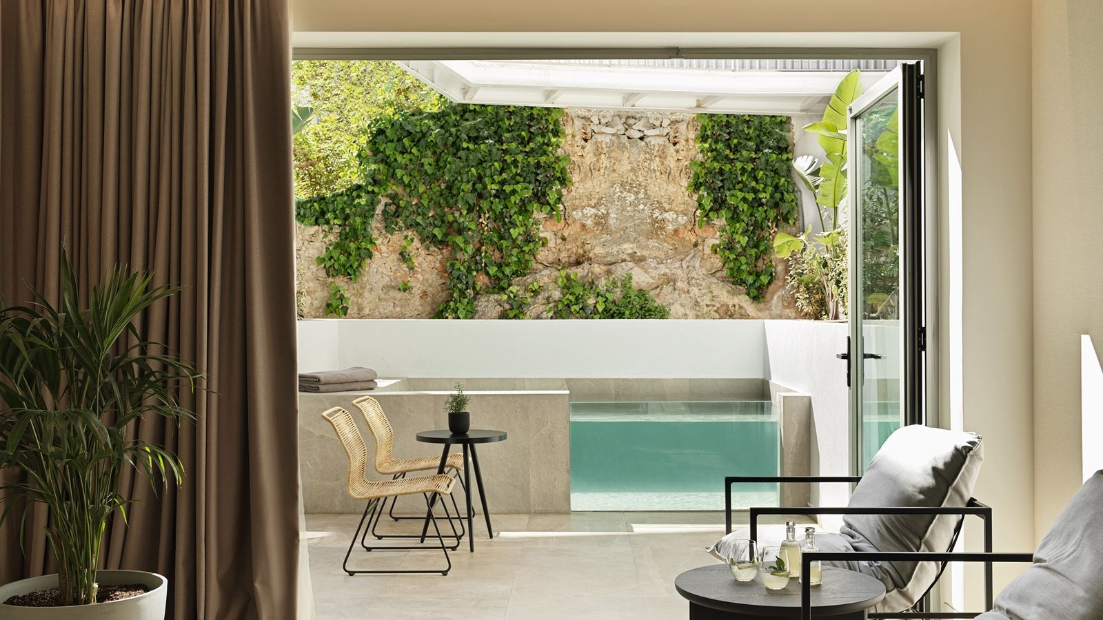 rooms-junior-suite-relax-plunge-pool