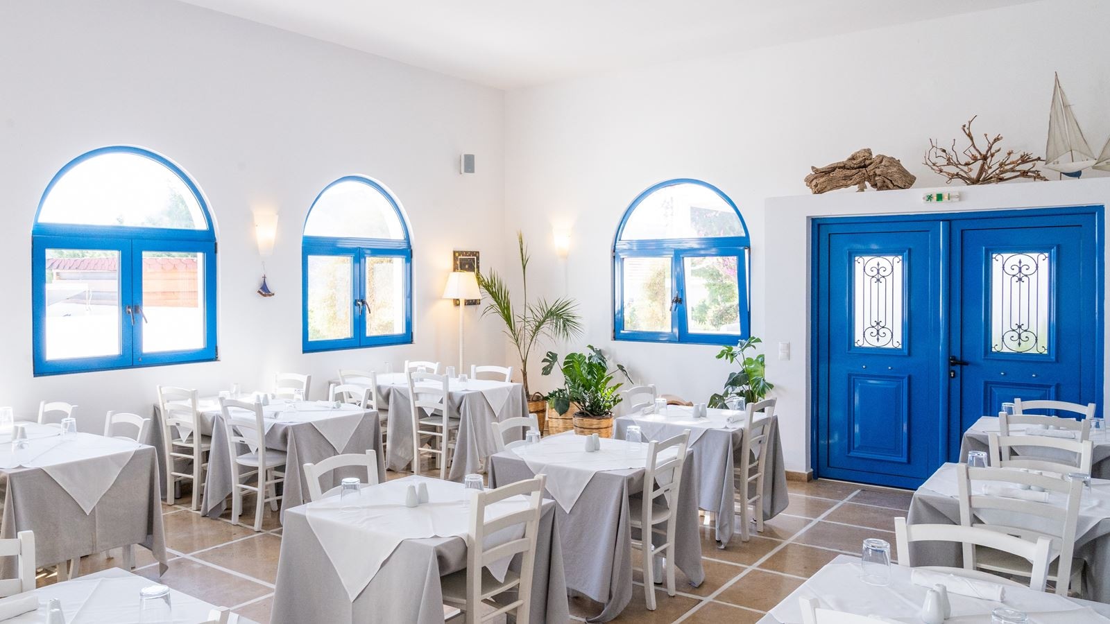 restaurants-elia-poolside-restaurant