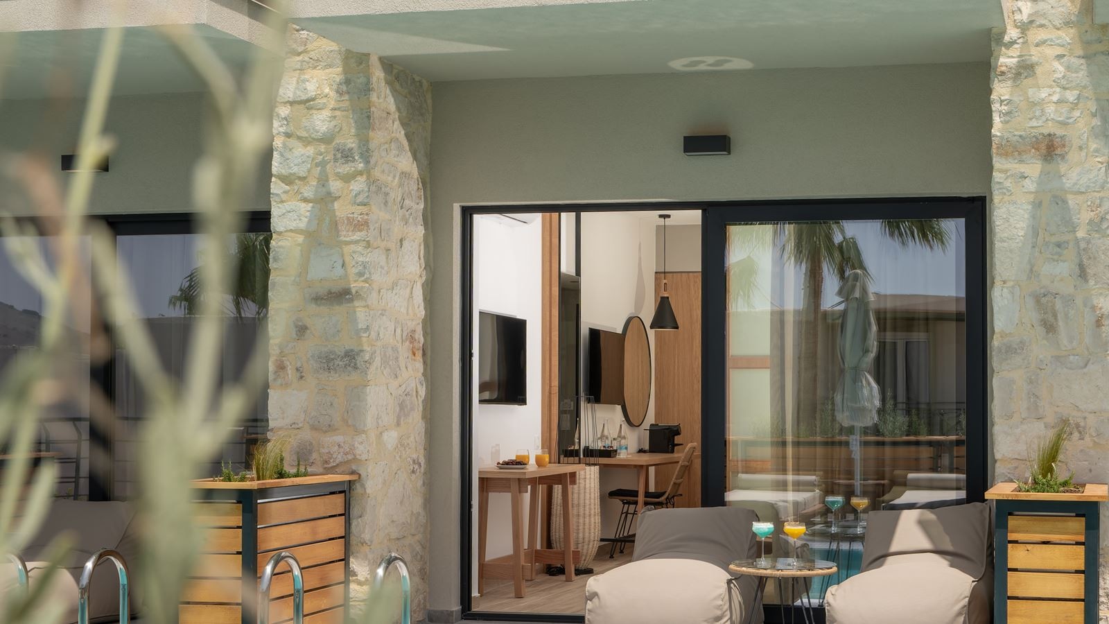 rooms-junior-suite-sharing-pool