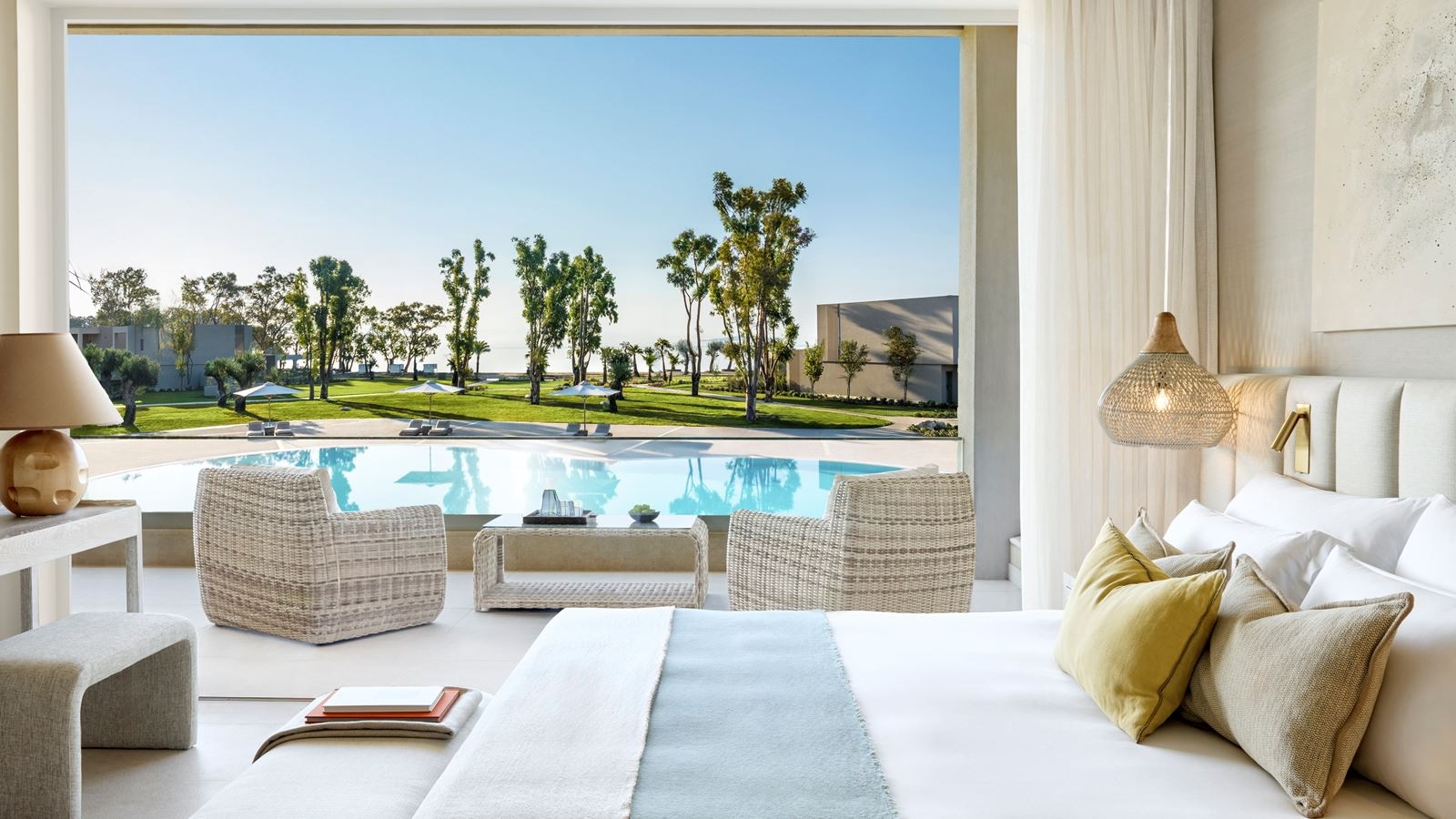 rooms-one-bedroom-bungalow-suite-balcony-side-sea-view