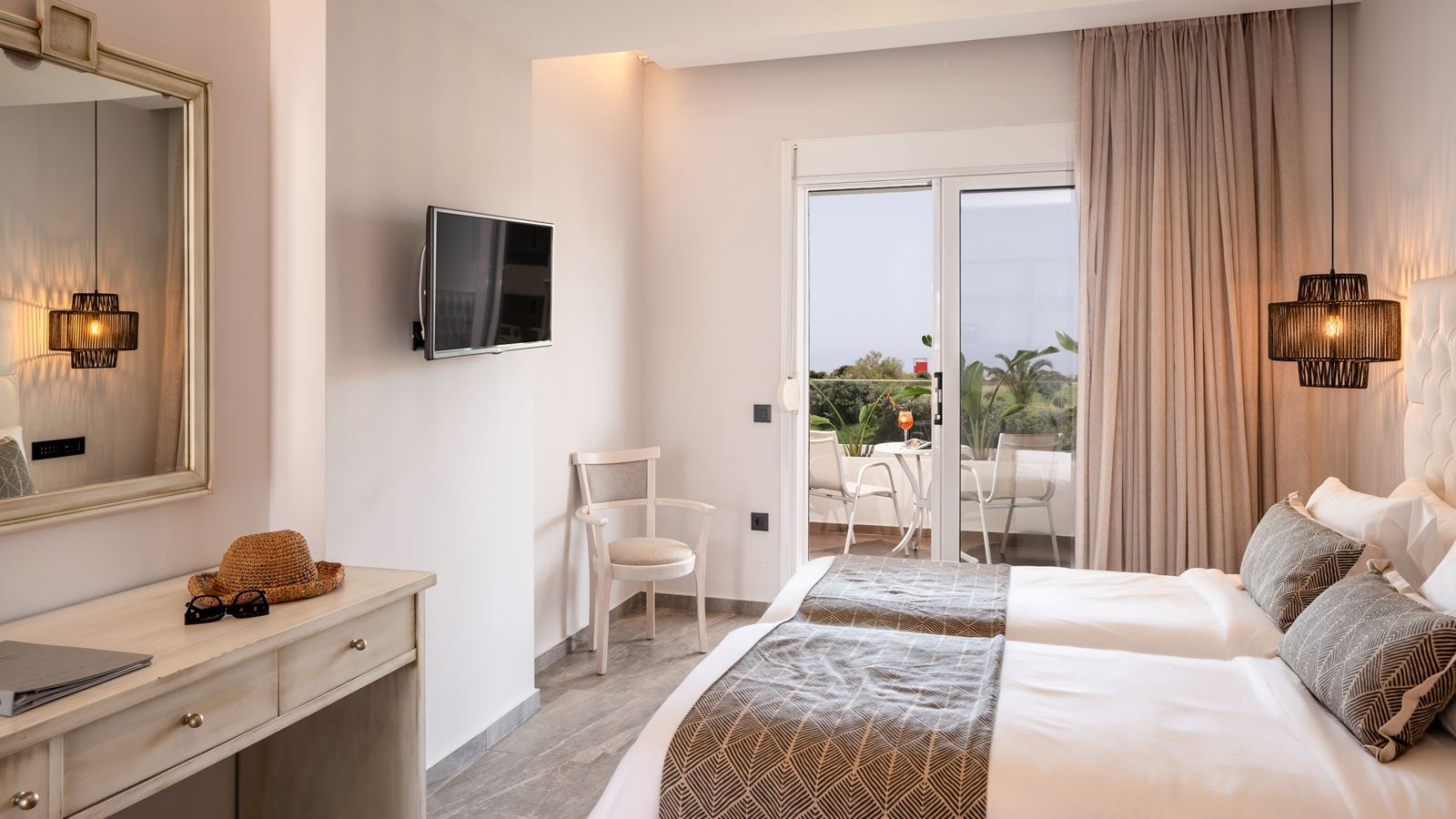 rooms-suite-deluxe-gardenview-jacuzzi