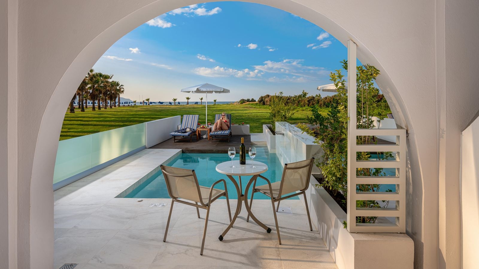 rooms-deluxe-spa-suite-side-sea-view