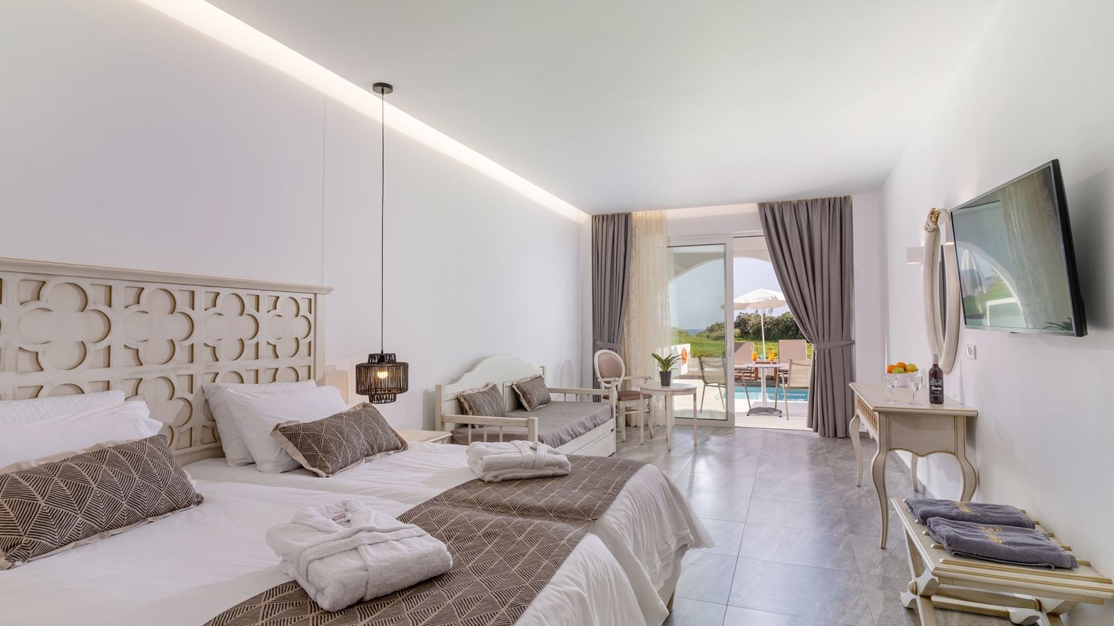 rooms-deluxe-spa-suite-side-sea-view