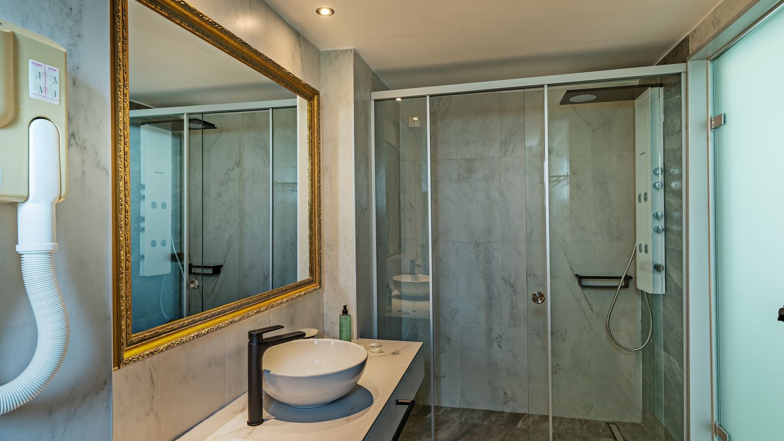 rooms-deluxe-spa-suite-side-sea-view