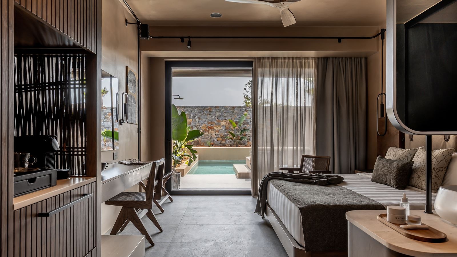 rooms-breeze-suite-with-privat-pool