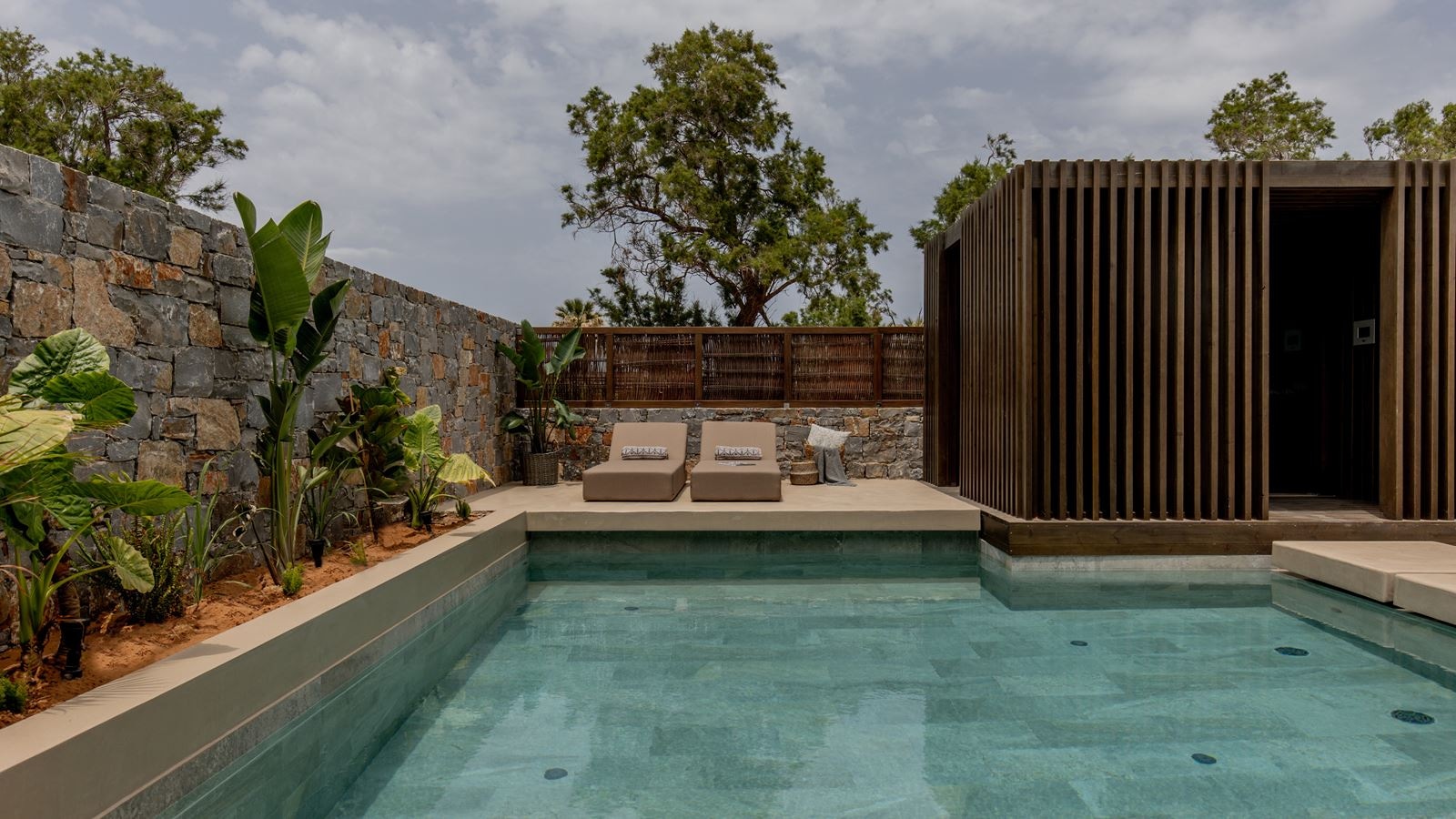 rooms-signature-suite-with-privat-pool-steam-bath