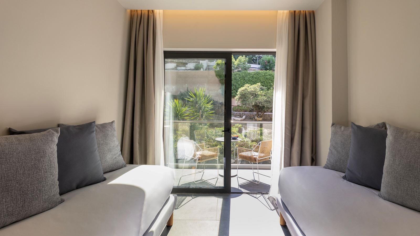 rooms-family-room-inland-view