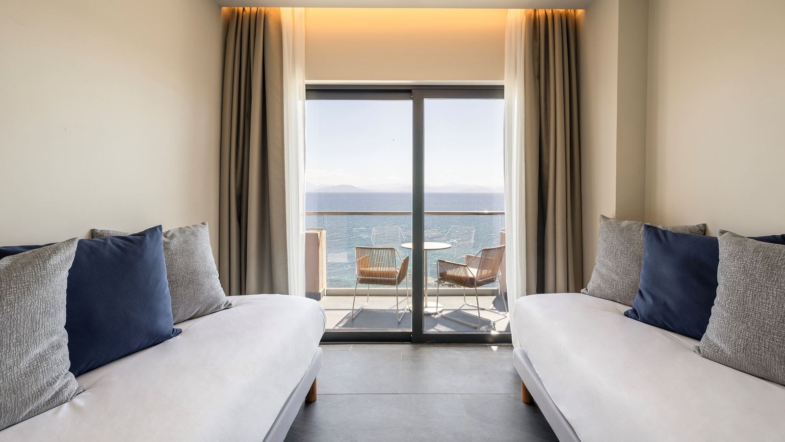 rooms-family-room-sea-view