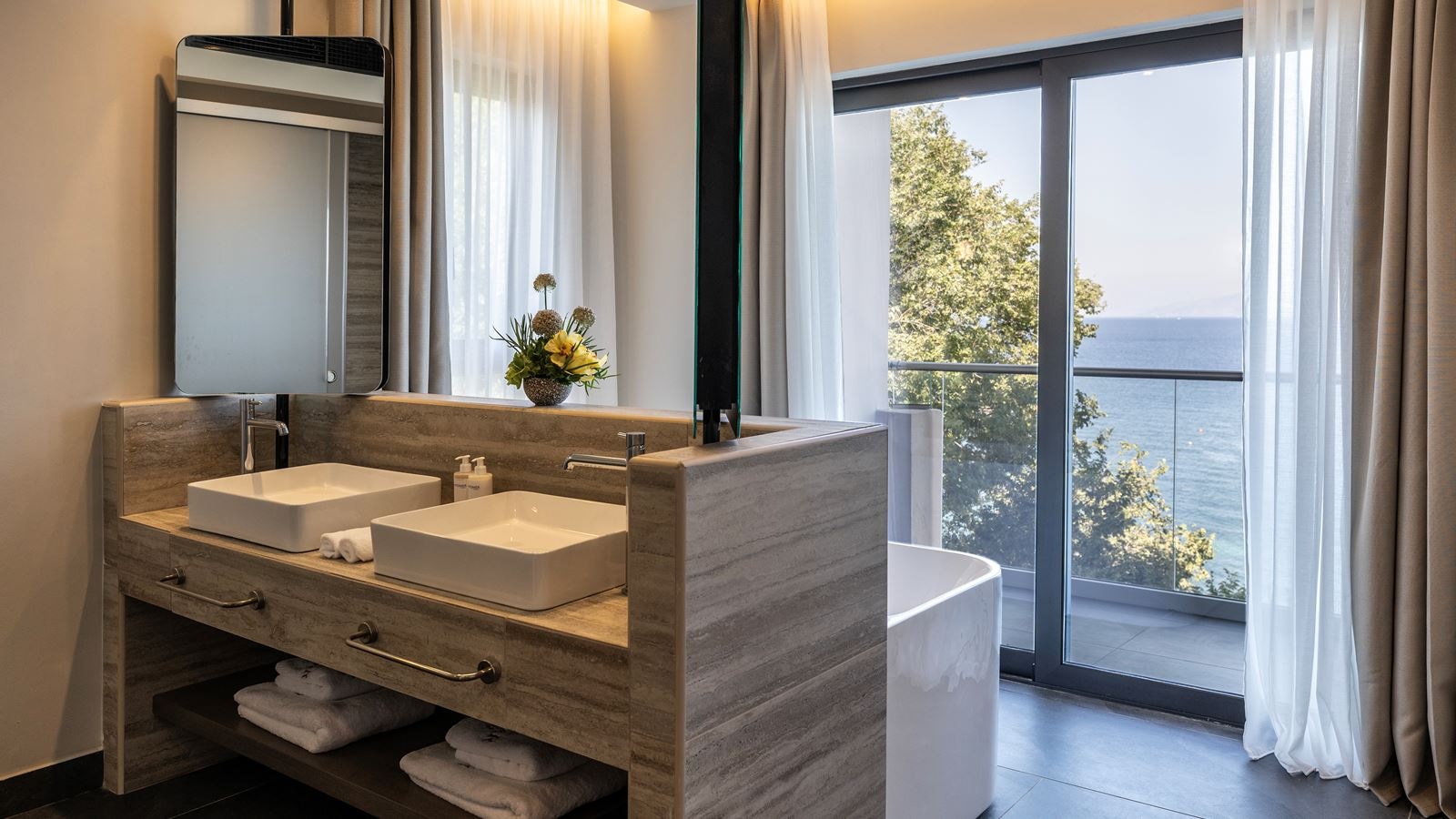 rooms-family-grand-suite-sea-front