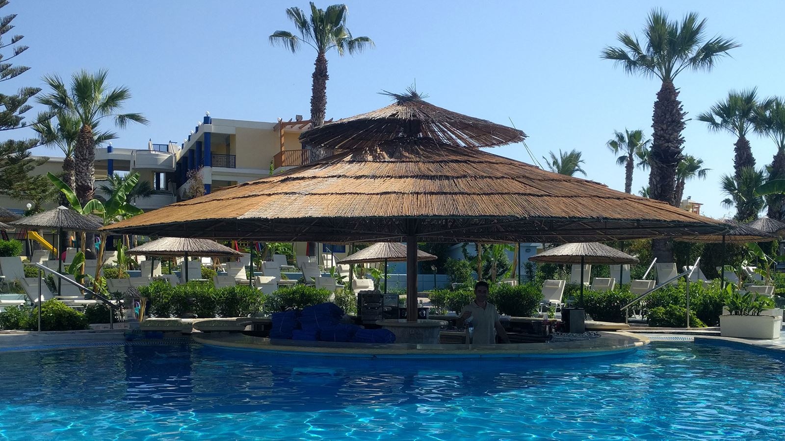 bars-amphibion-pool-bar