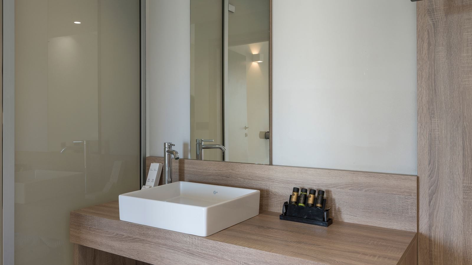 rooms-suite-with-jacuzzi