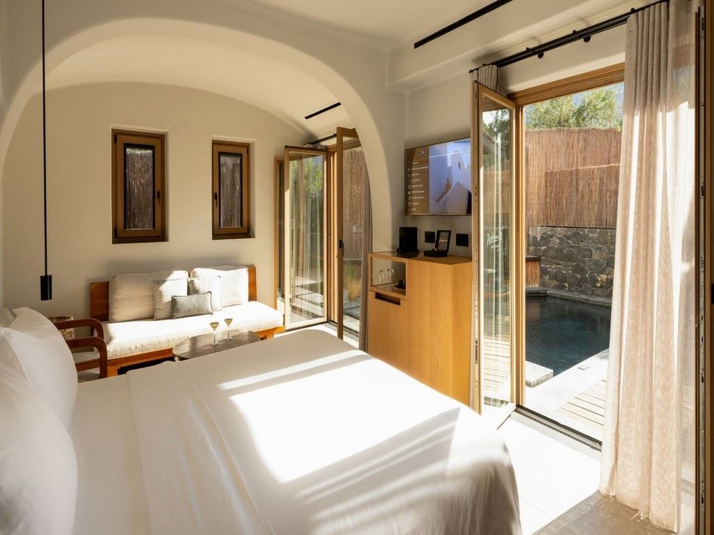 rooms-junior-suite-with-terrace-and-private-plunge-pool