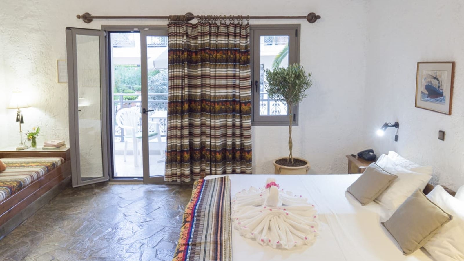 rooms-one-bedroom-studio-apartment-balcony-or-terrace