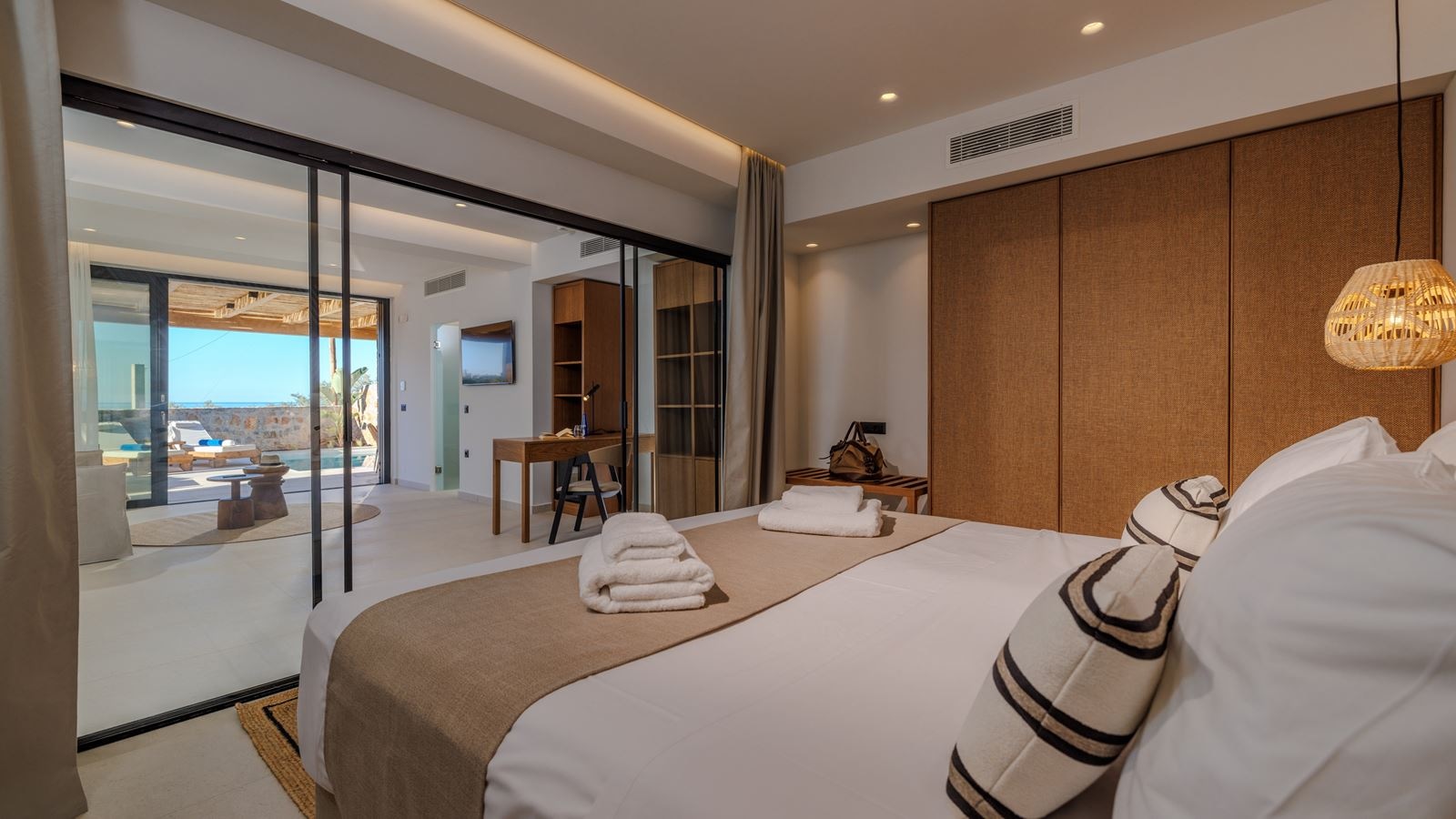 rooms-deluxe-suite-with-private-pool