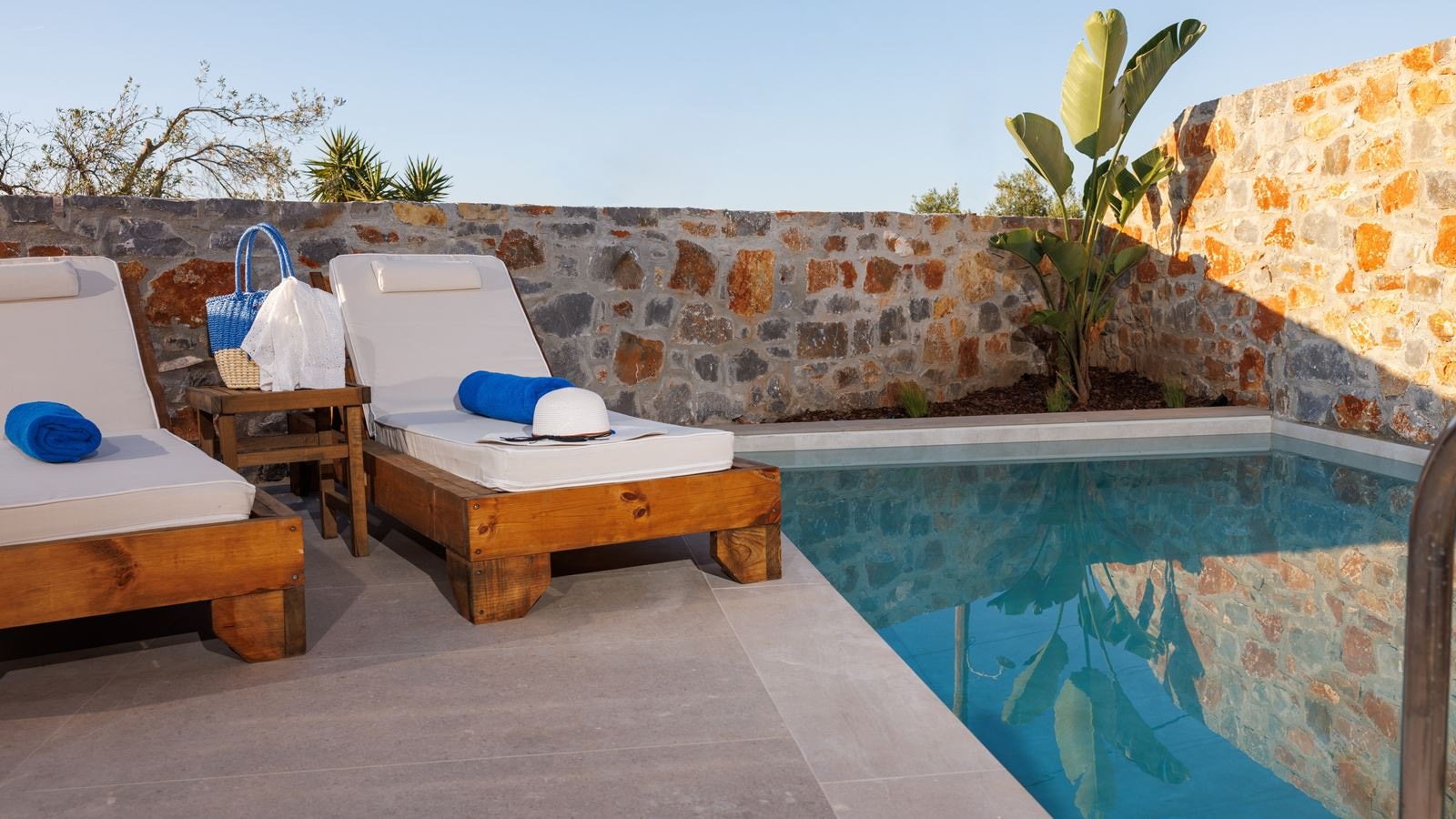 rooms-deluxe-suite-with-private-pool