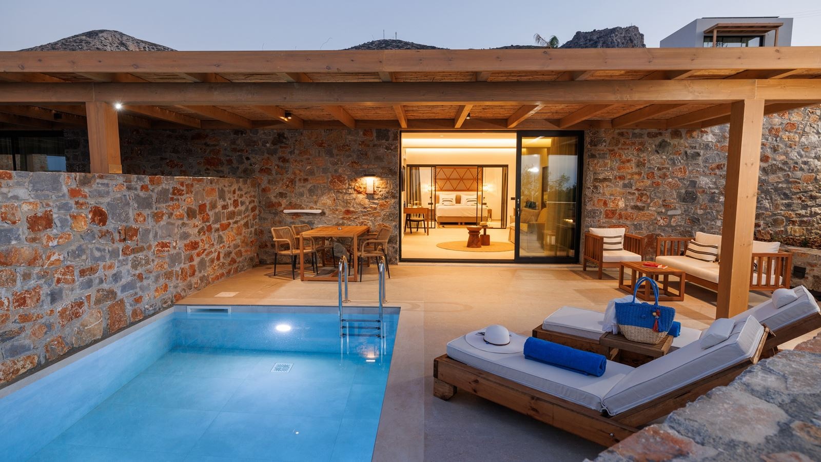 rooms-deluxe-suite-with-private-pool