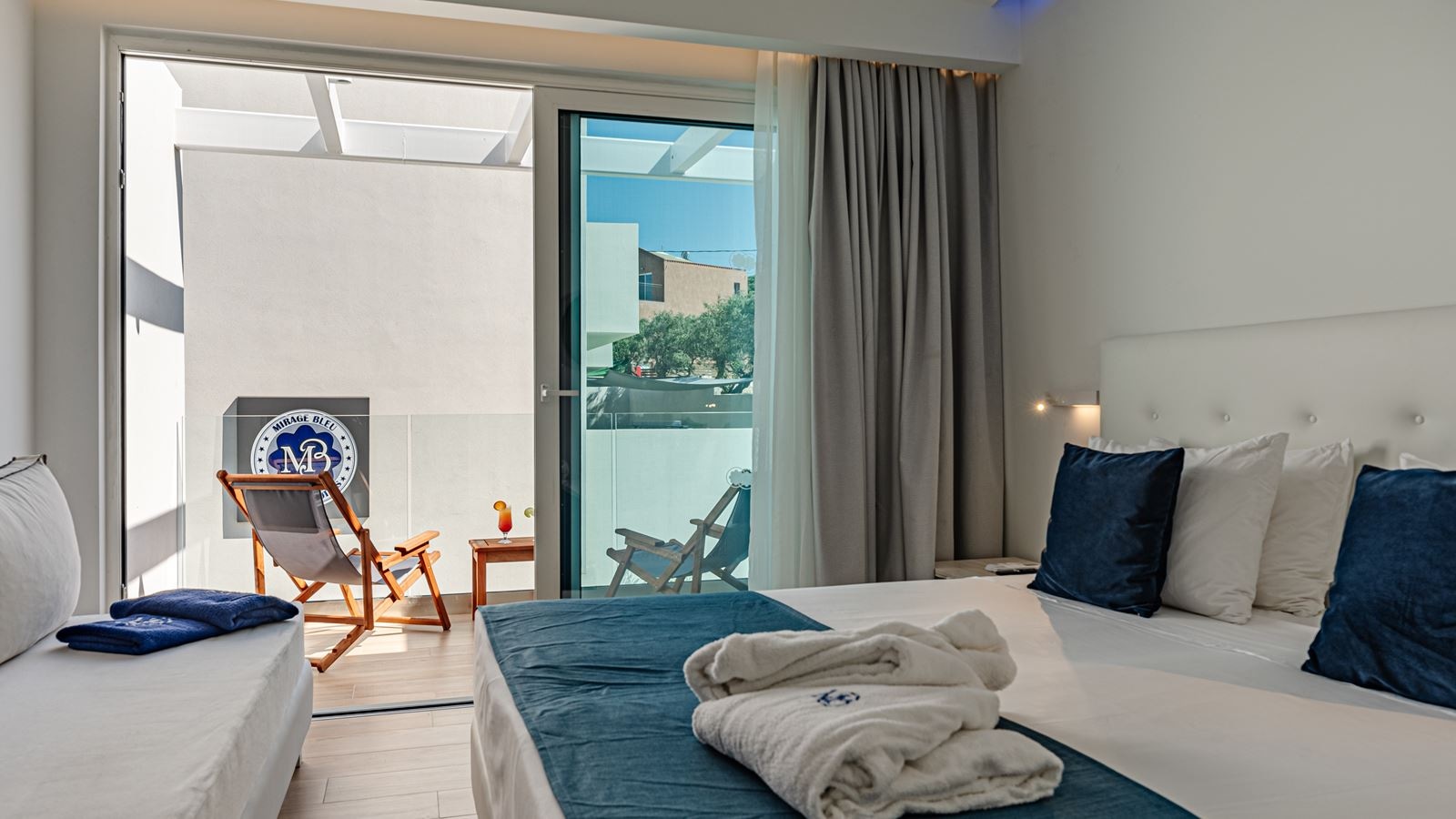 rooms-junior-suites-for-single-use-with-sundeck--pool-view