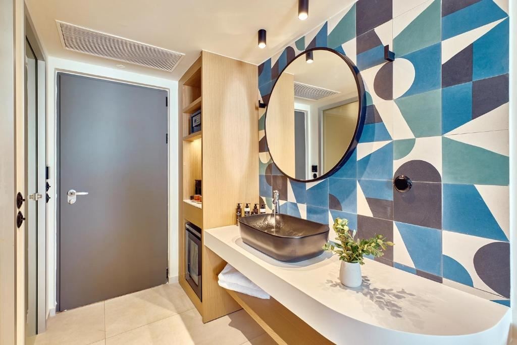 rooms-double-room-deluxe-swim-up-side-sea-view