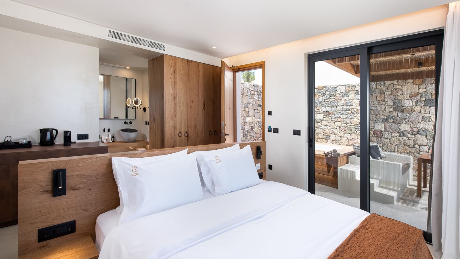 rooms-junior-suite-sea-view-or-partial-sea-view-with-hot-tub