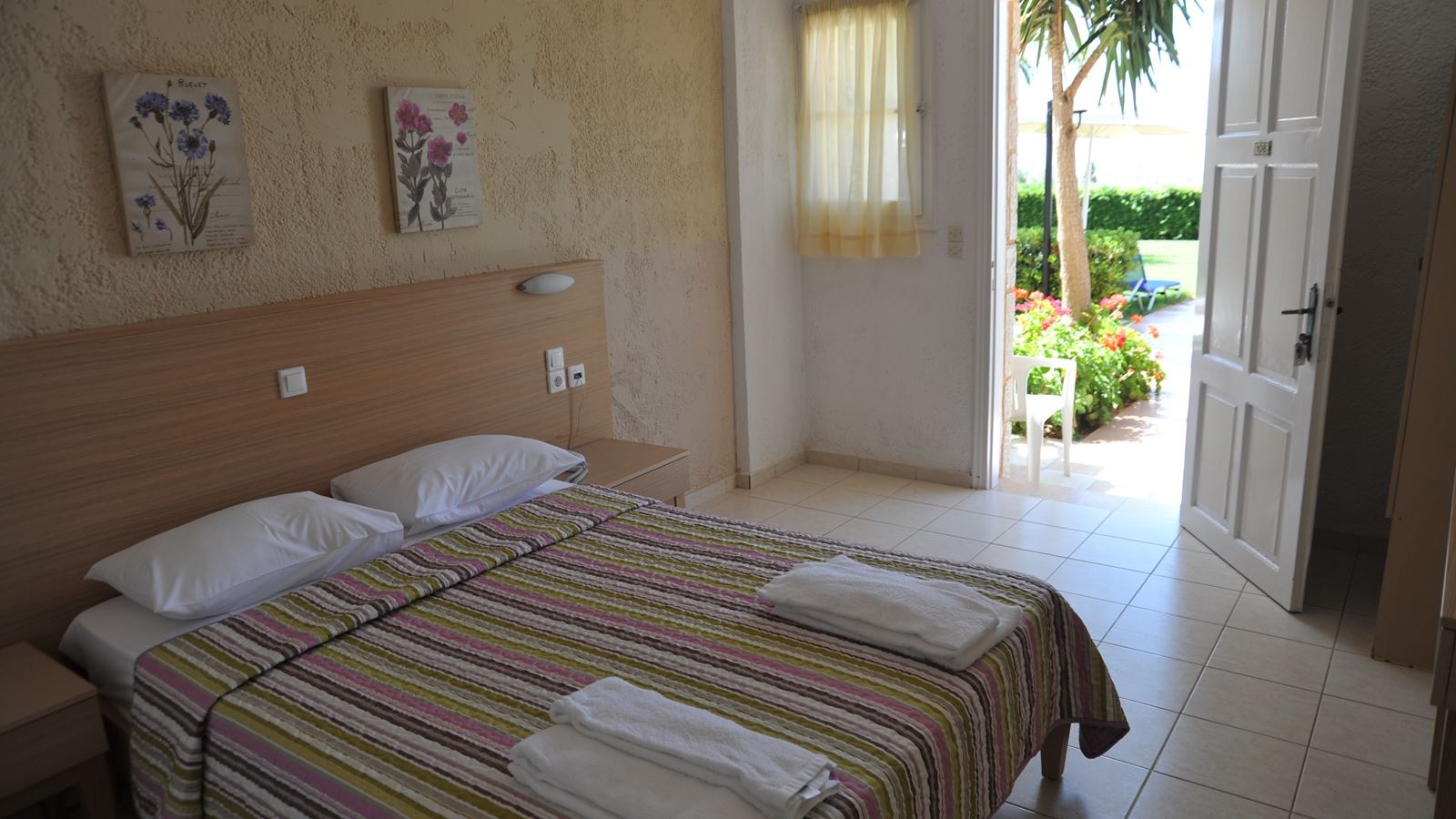 rooms-family-room-sea-view