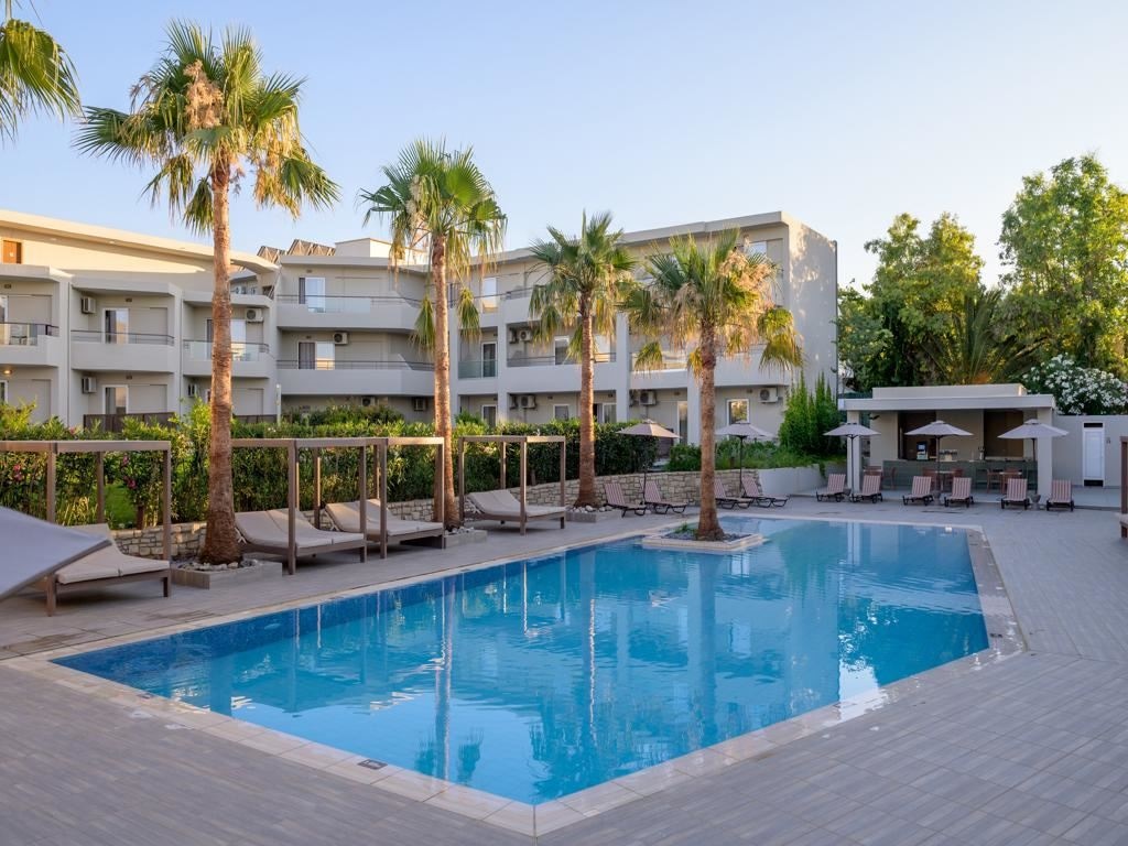 bars-ydor-main-bar-by-the-pool