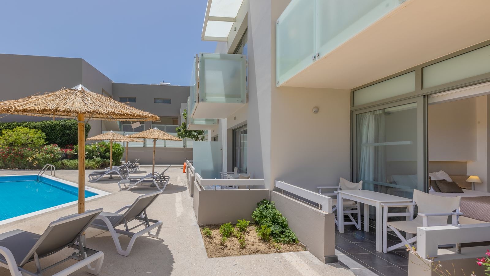 rooms-double-room-sharing-pool-with-balcony-or-terrace