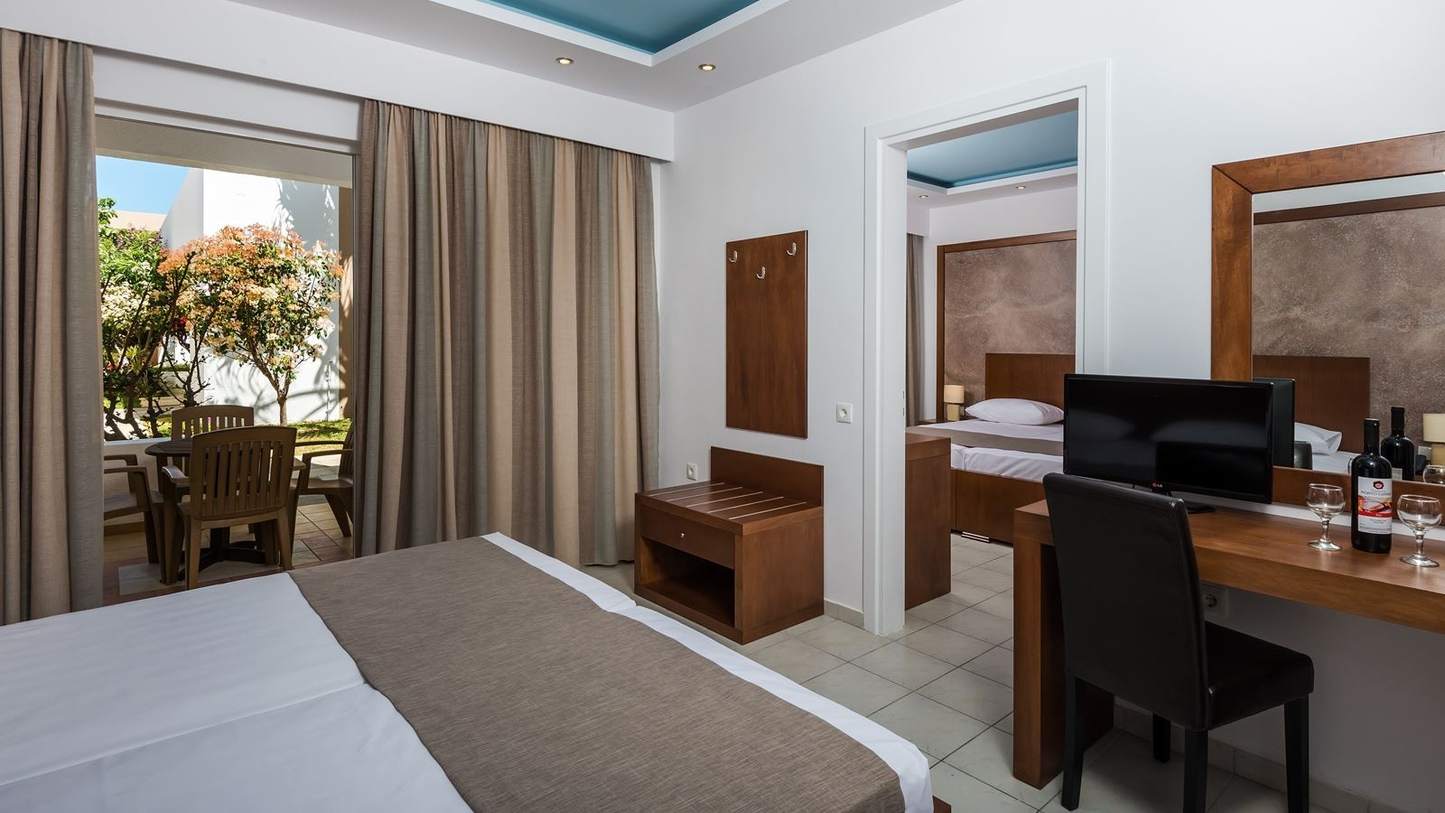 rooms-family-garden-view-with-2-bedrooms-and-balcony-or-terrace