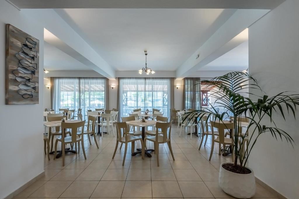 restaurants-pool-bar