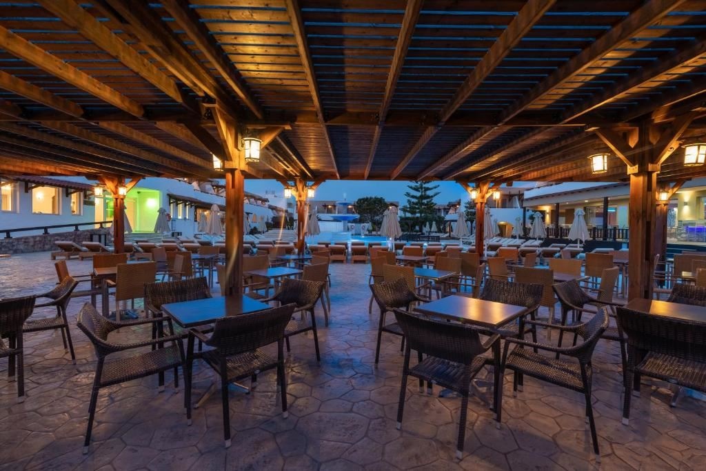 restaurants-pool-bar