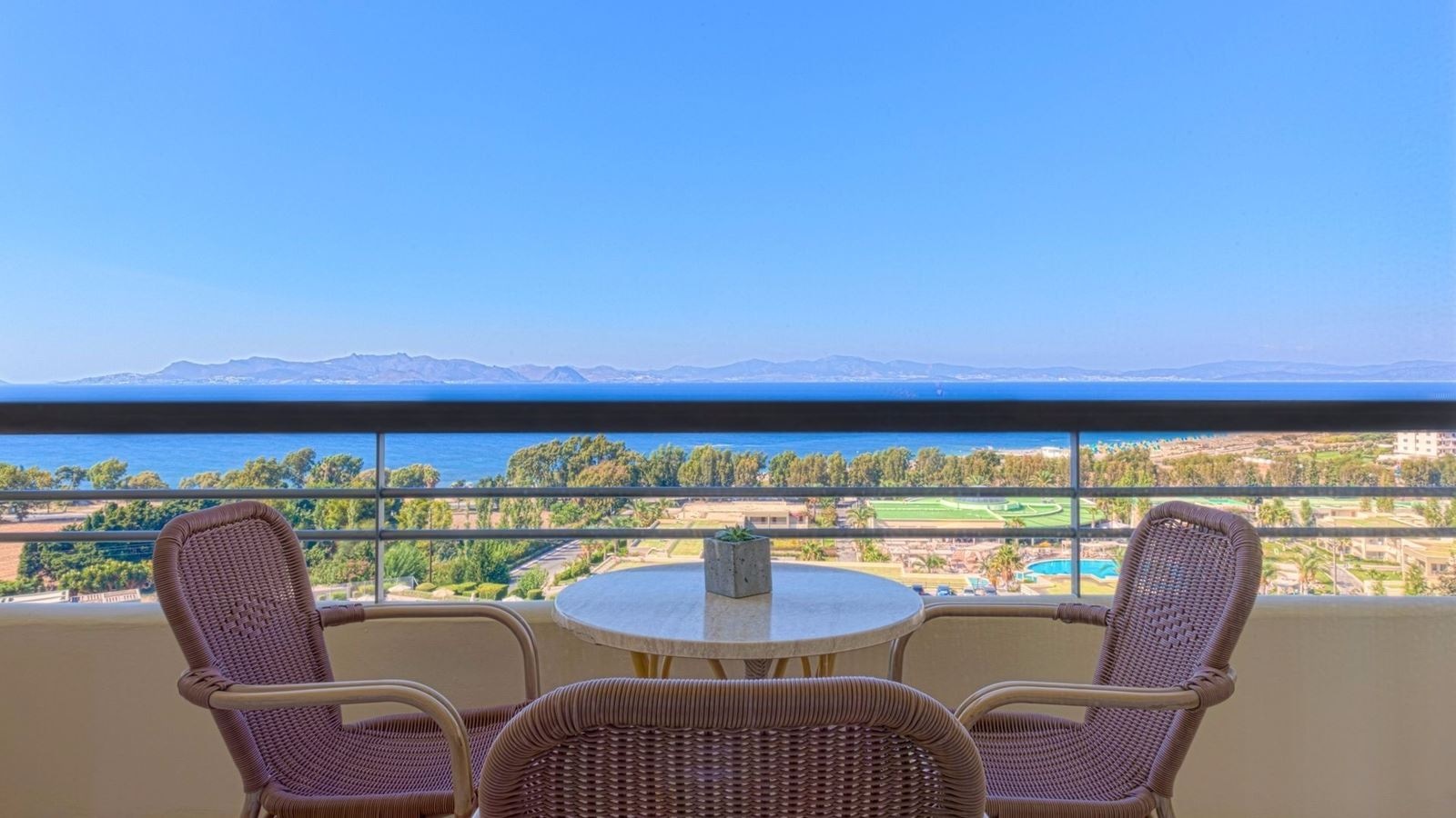rooms-renovated-executive-suite-sea-view