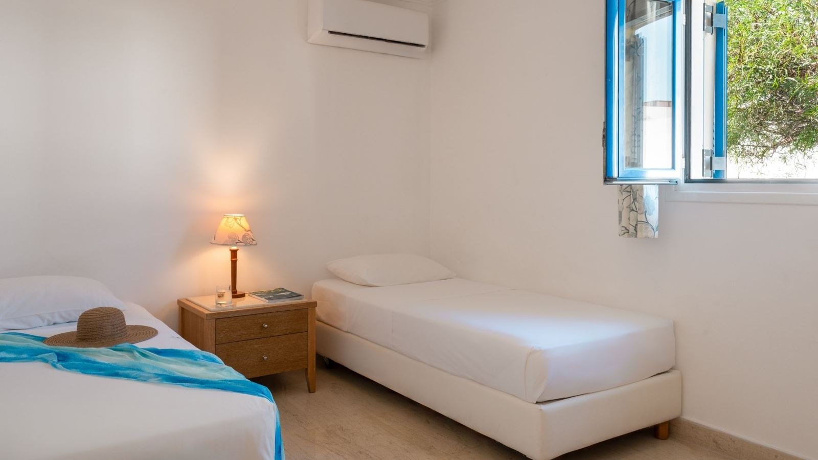 rooms-family-garden-view