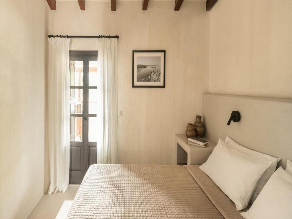 rooms-one-bedroom-traditional-apartment-for-quadruple