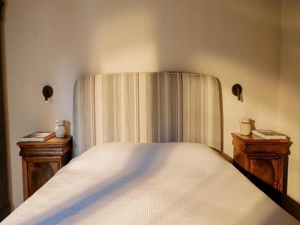 rooms-one-bedroom-traditional-apartment-for-quadruple