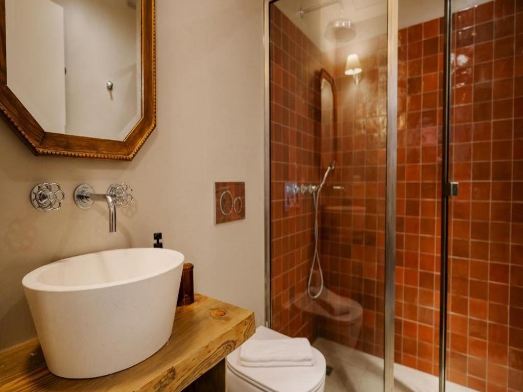 rooms-one-bedroom-traditional-apartment-for-quadruple