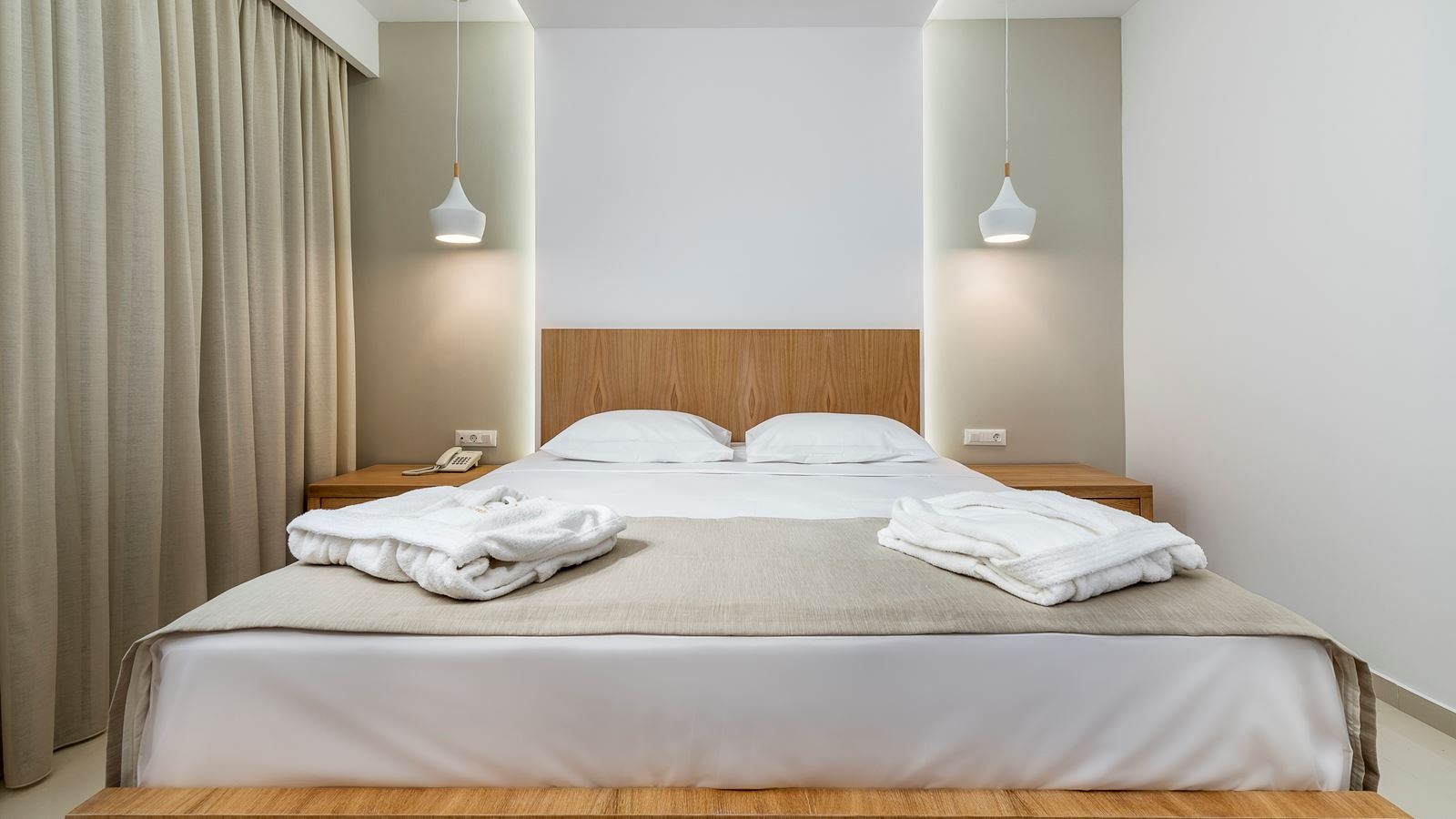 rooms-deluxe-family-room-pool-view-balcony