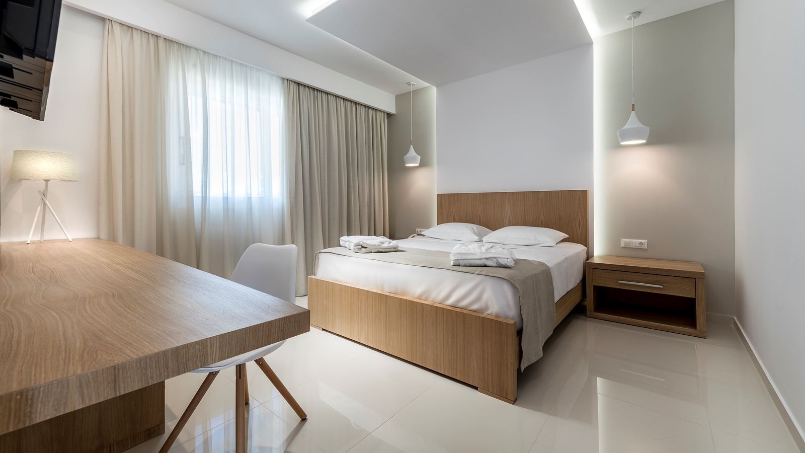 rooms-deluxe-family-room-pool-view-balcony