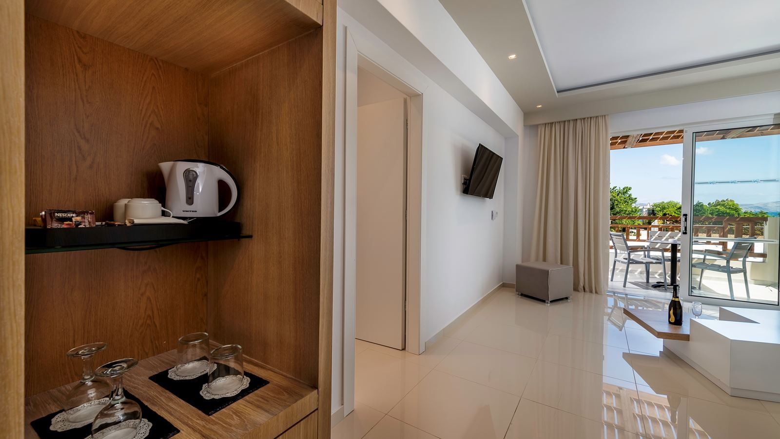 rooms-deluxe-family-room-pool-view-balcony