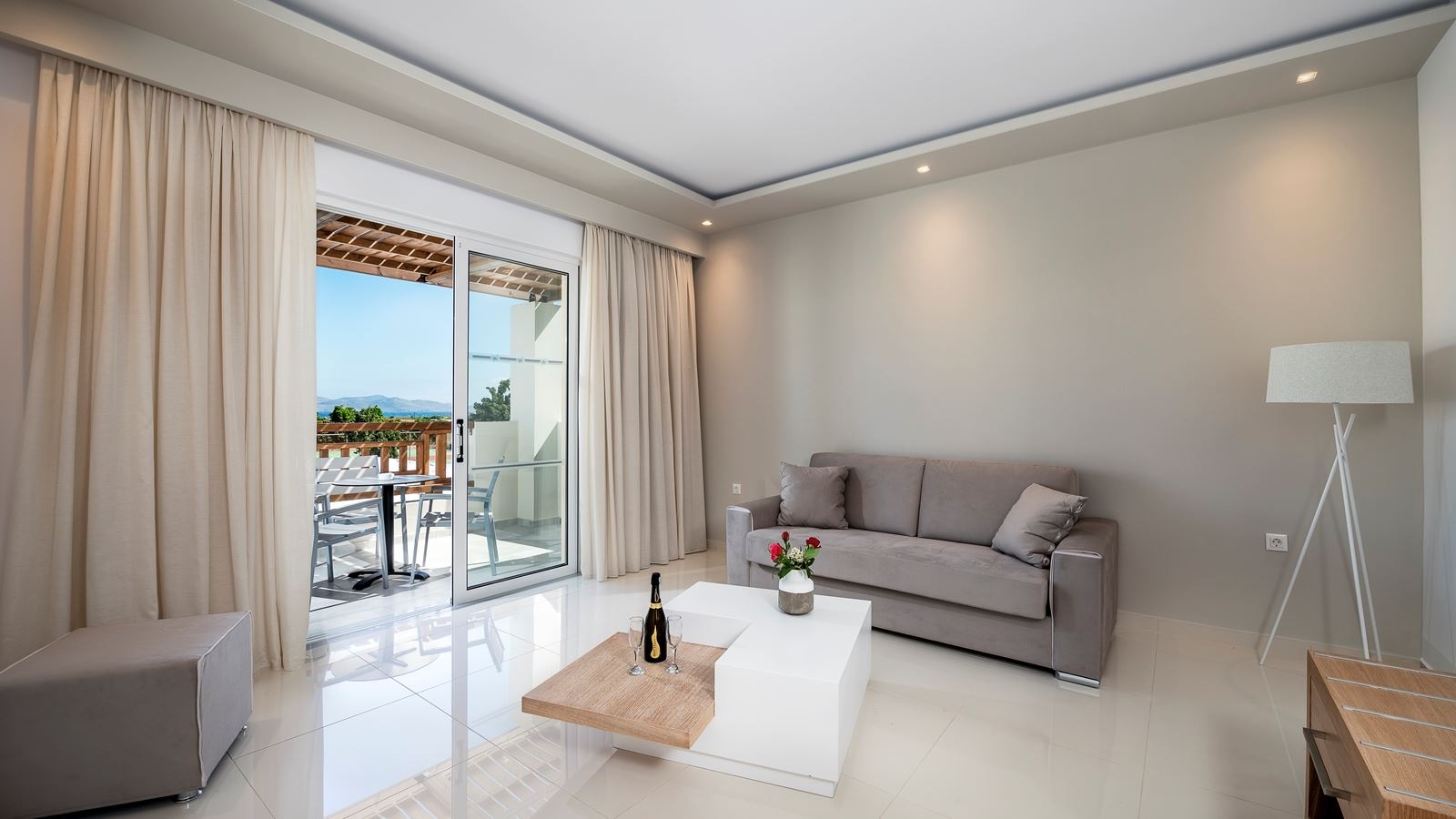 rooms-deluxe-family-room-pool-view-balcony