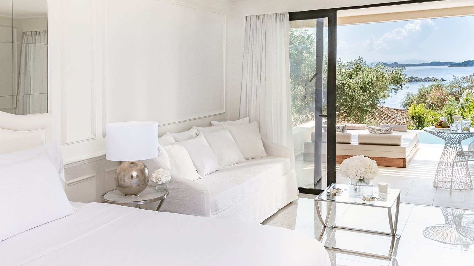 rooms-swim-up-junior-bungalow-suite