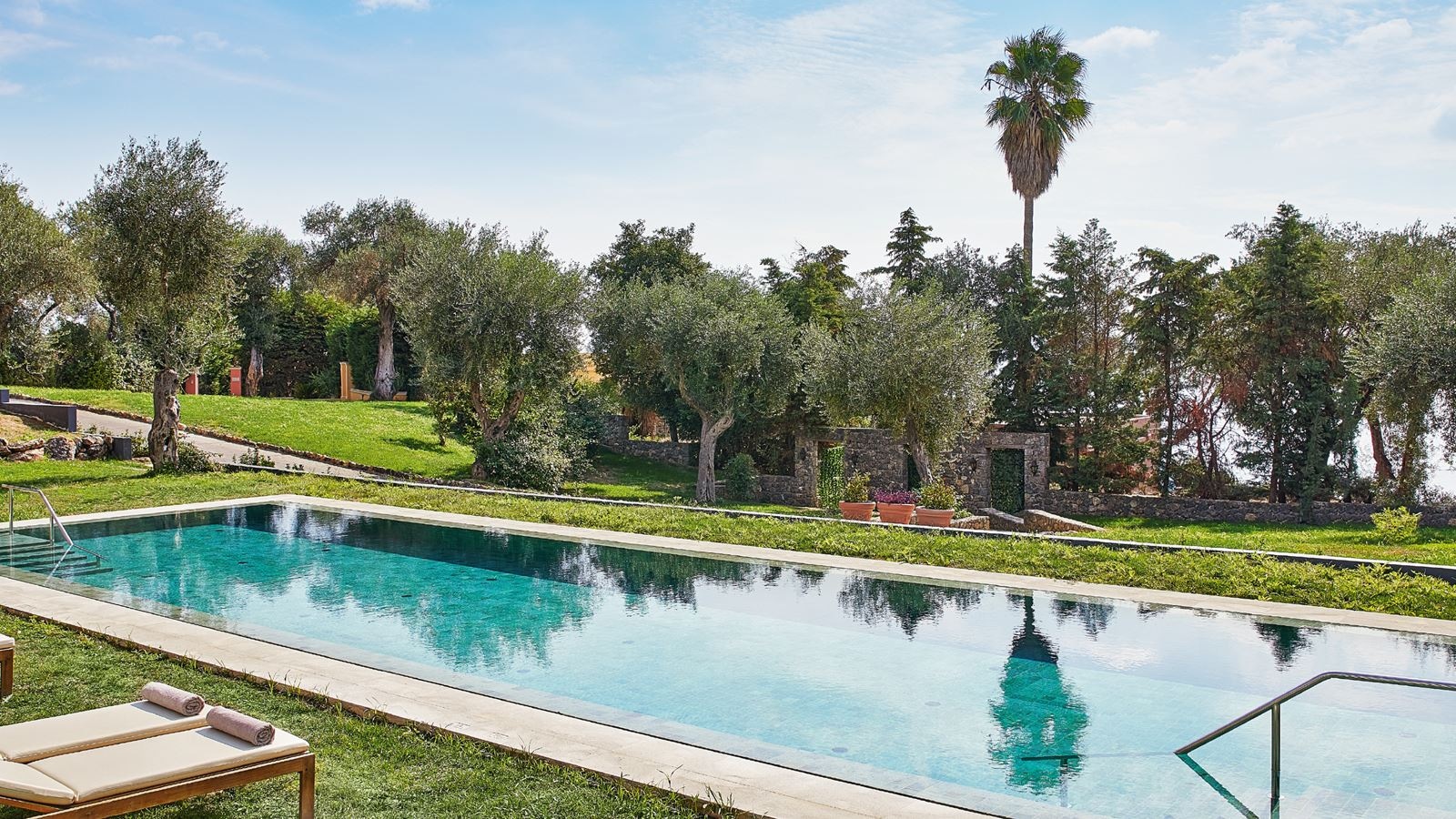 rooms-family-bungalow-open-plan-sharing-pool-1st-floor