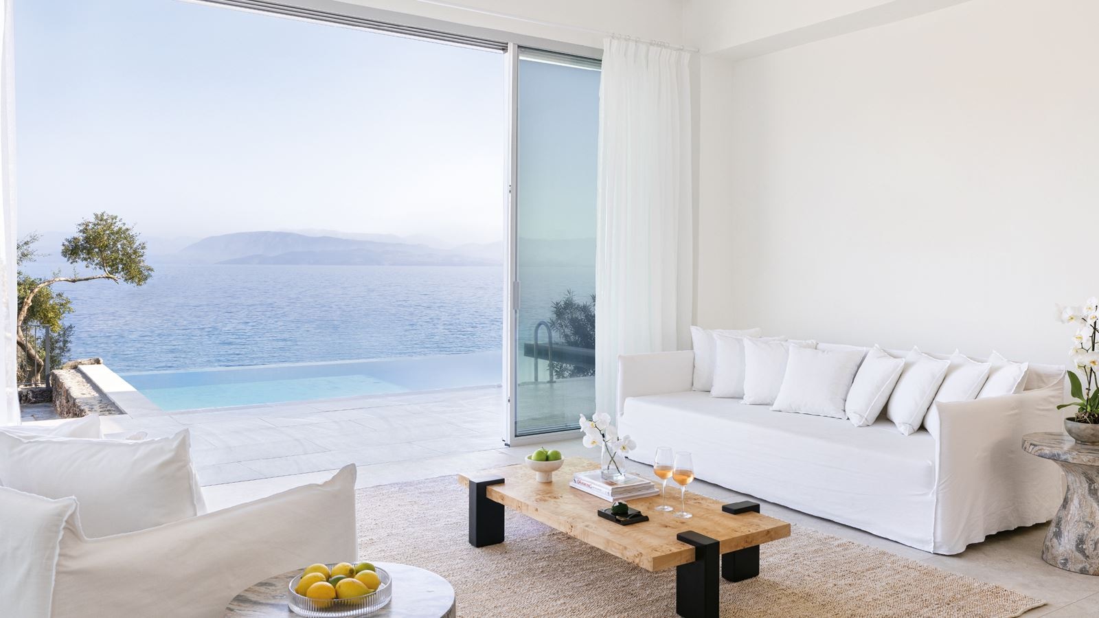 rooms-palazzo-di-lago-private-pool-on-the-rocs