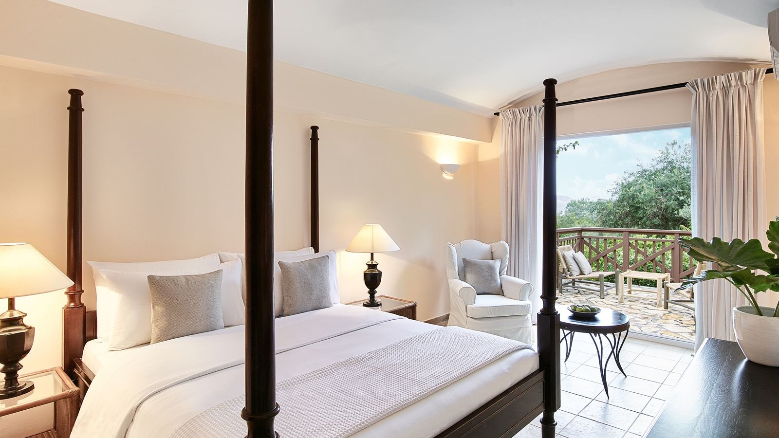 rooms-daphnila-family-bungalow-garden-view