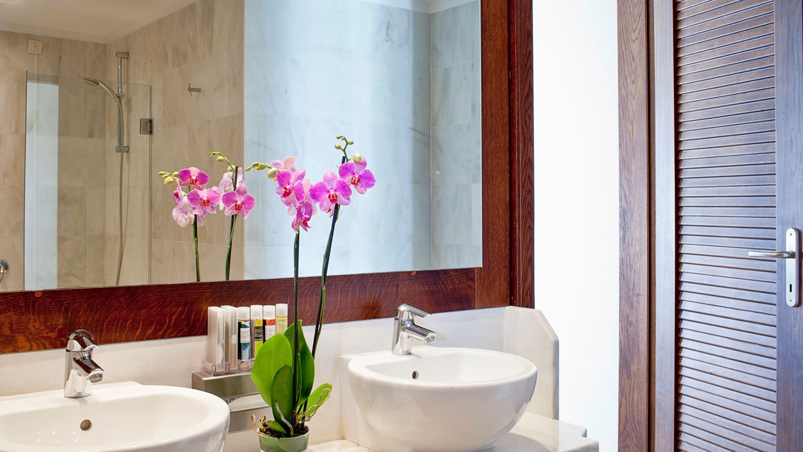 rooms-single-main-building-or-bungalow-sea-front