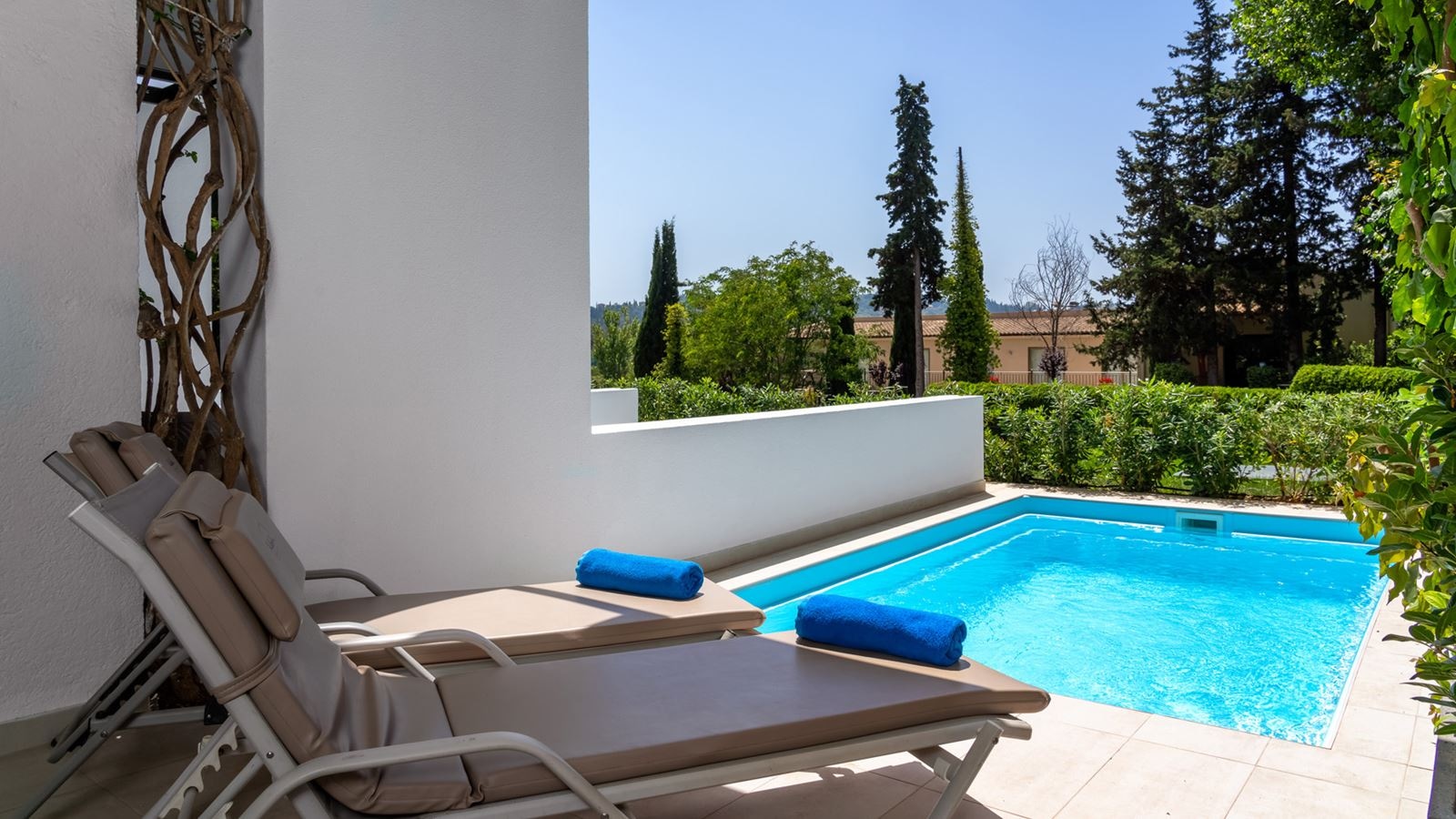 rooms-single-main-building-or-bungalow-garden-view-private-pool