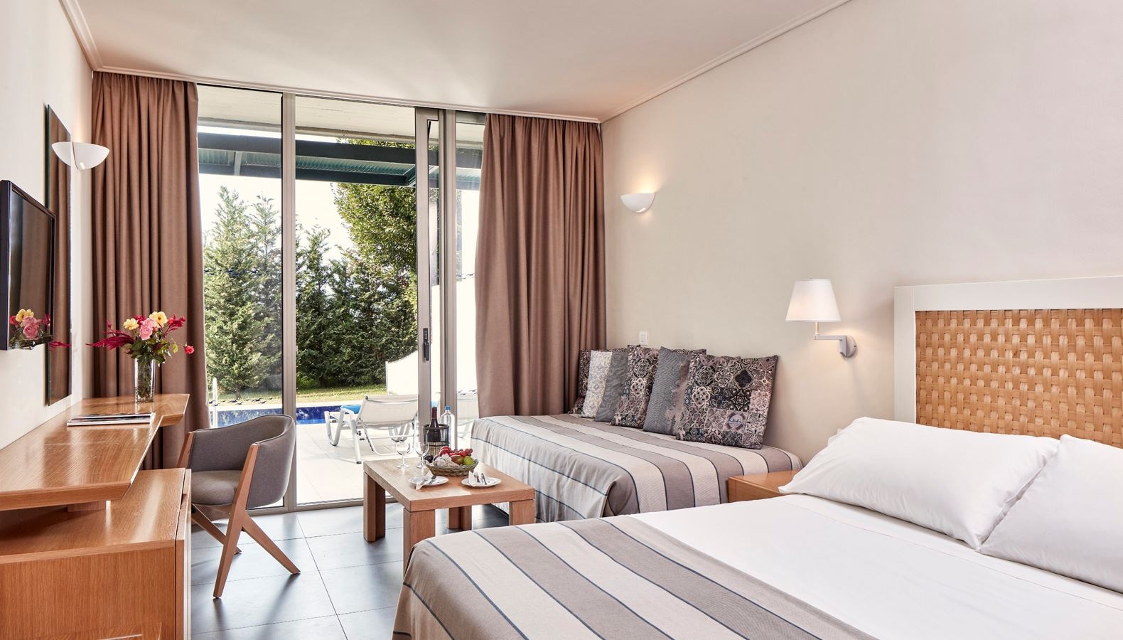 rooms-single-main-building-or-bungalow-garden-view-private-pool