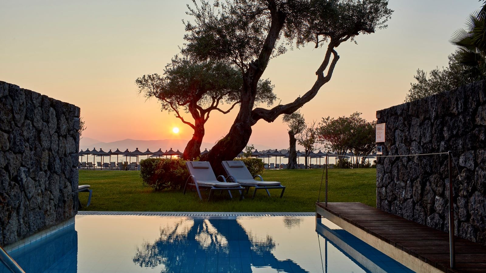 rooms-junior-suite-bungalow-sea-front-with-private-pool