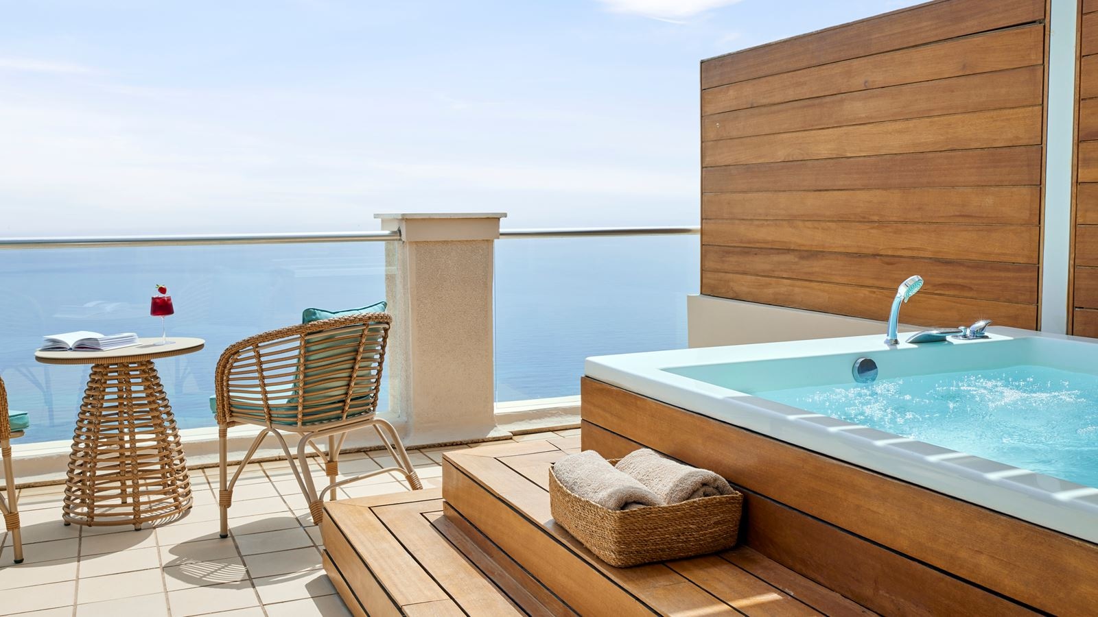 rooms-junior-suite-grand-terrace-whirlpool-sea-view-panorama